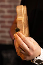 Carica l'immagine nel visualizzatore di Gallery, Pack: Tagliere in legno + Grembiule ricamato Umammita!
